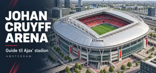 Illustrasjon av Johan Cruyff Arena med åpent tak, røde tribuner og grønn fotballbane, med teksten «Johan Cruyff Arena – Guide til Ajax' stadion».